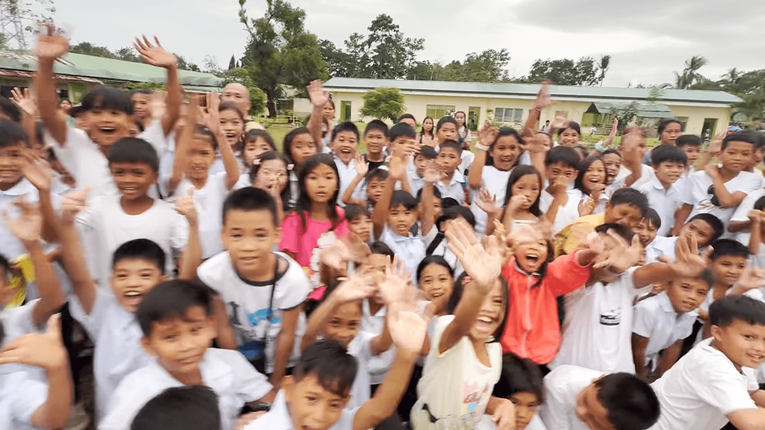 A school crowd in Palawan